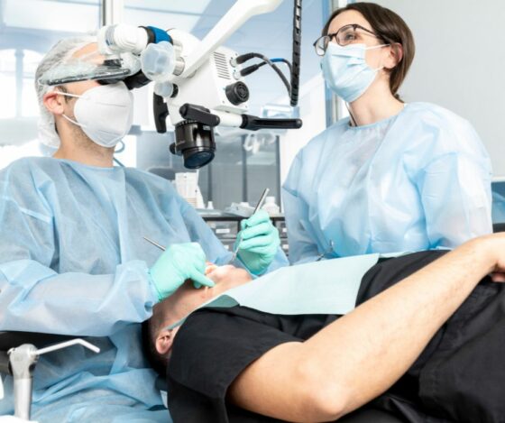 Intervention médicale pour une pose d'implant dentaire