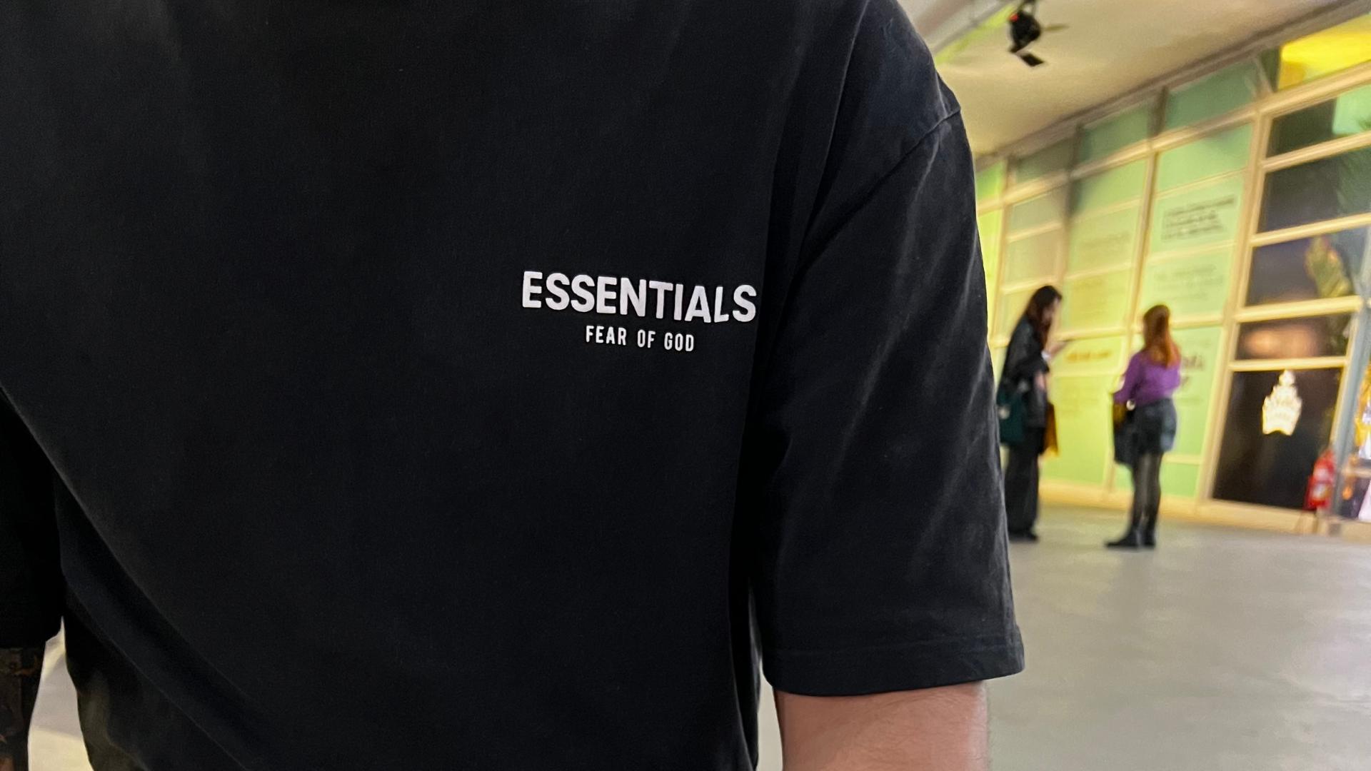 Hoodies pour hommes : Essentials de Fear of God, Champion ou Carhartt, lequel choisir pour un style décontracté ?