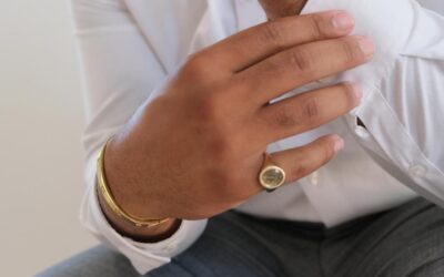 La chevalière pour homme : un symbole fort devenu un incontournable moderne