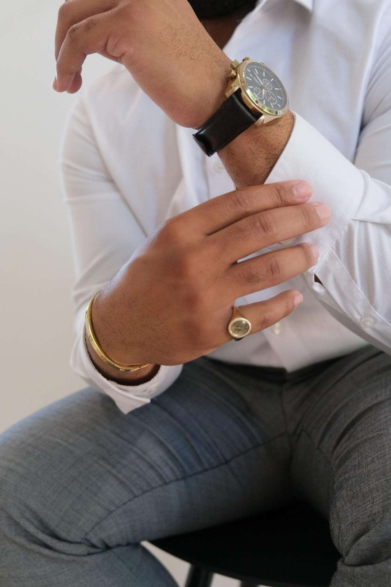 La chevalière pour homme : un symbole fort devenu un incontournable moderne